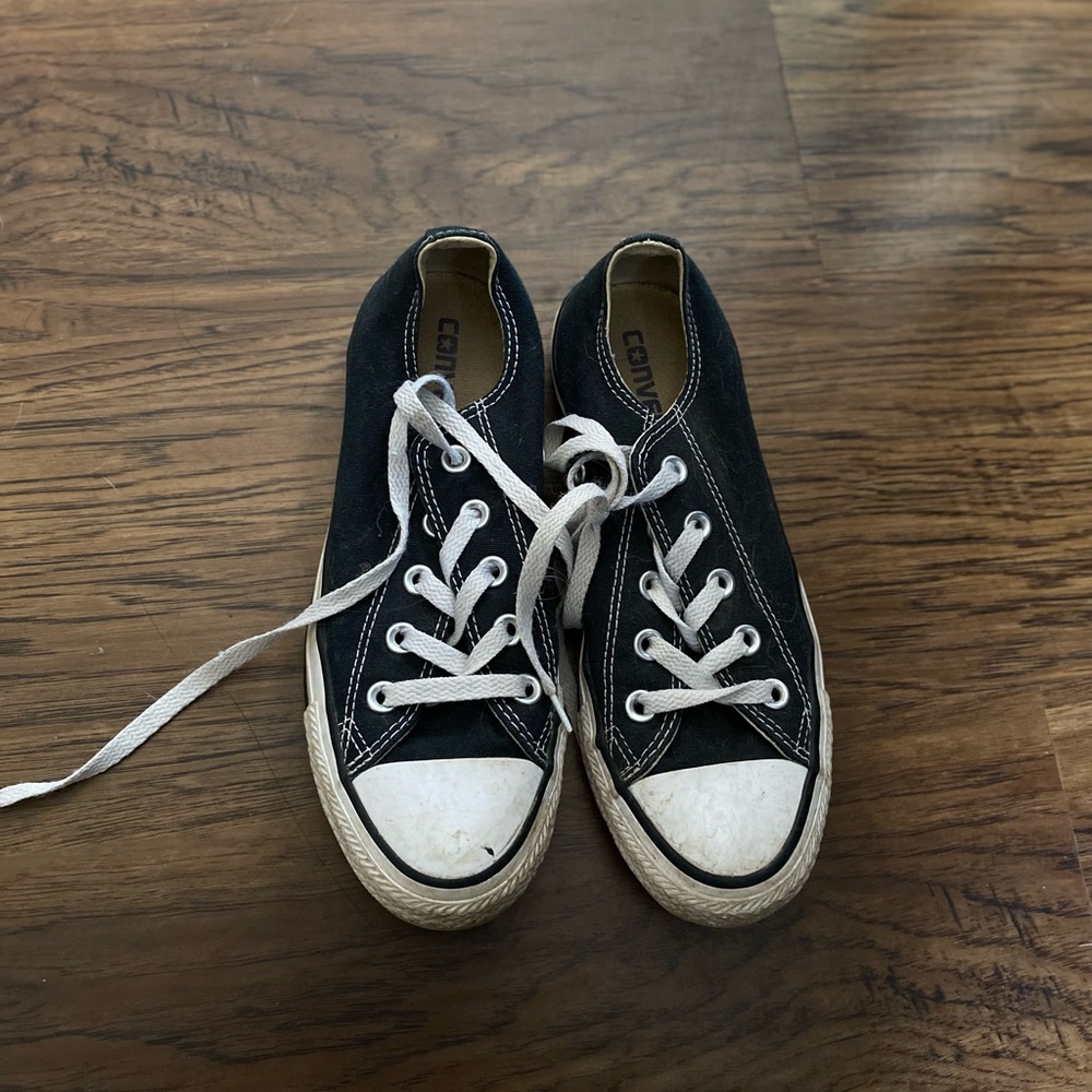 Black low top converse